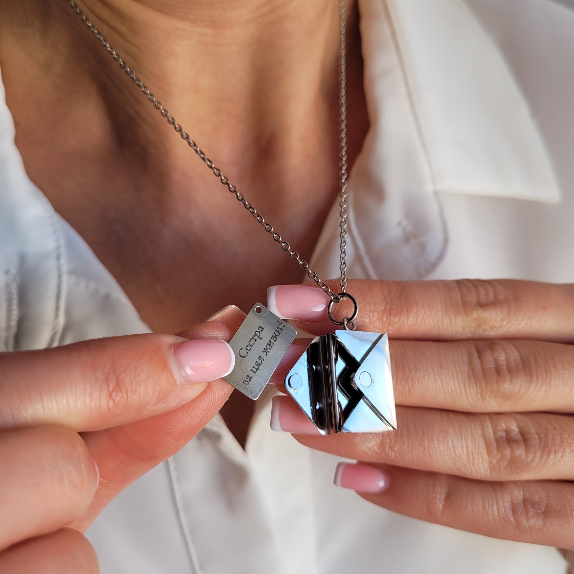 дамско колие от медицинска стомана с писмо - име или послание