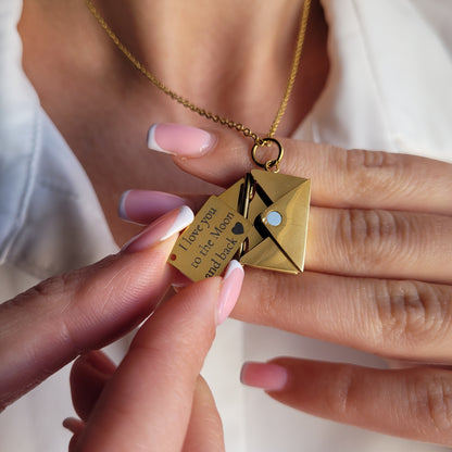 златисто дамско колие с послание във формата на пощенски плик