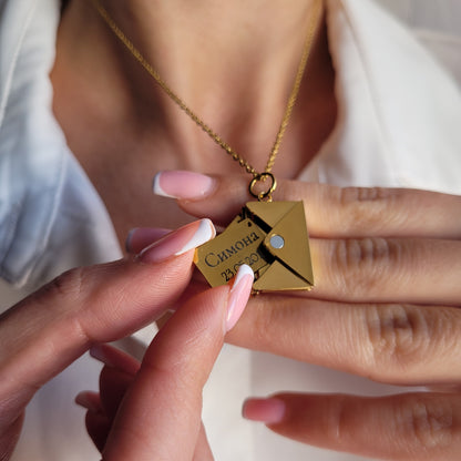 колие от медицинска стомана - златисто, сложено на дамска шия