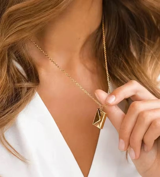 дамско златисто колие от стомана с послание или име