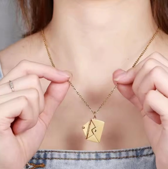 дамско златисто колие от стомана с имена или послание на жена