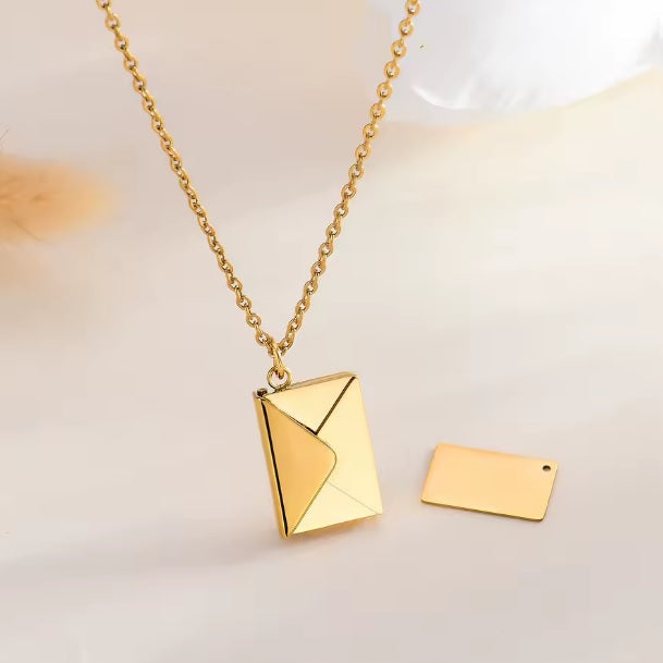 златисто колие от стомана с имена или послание