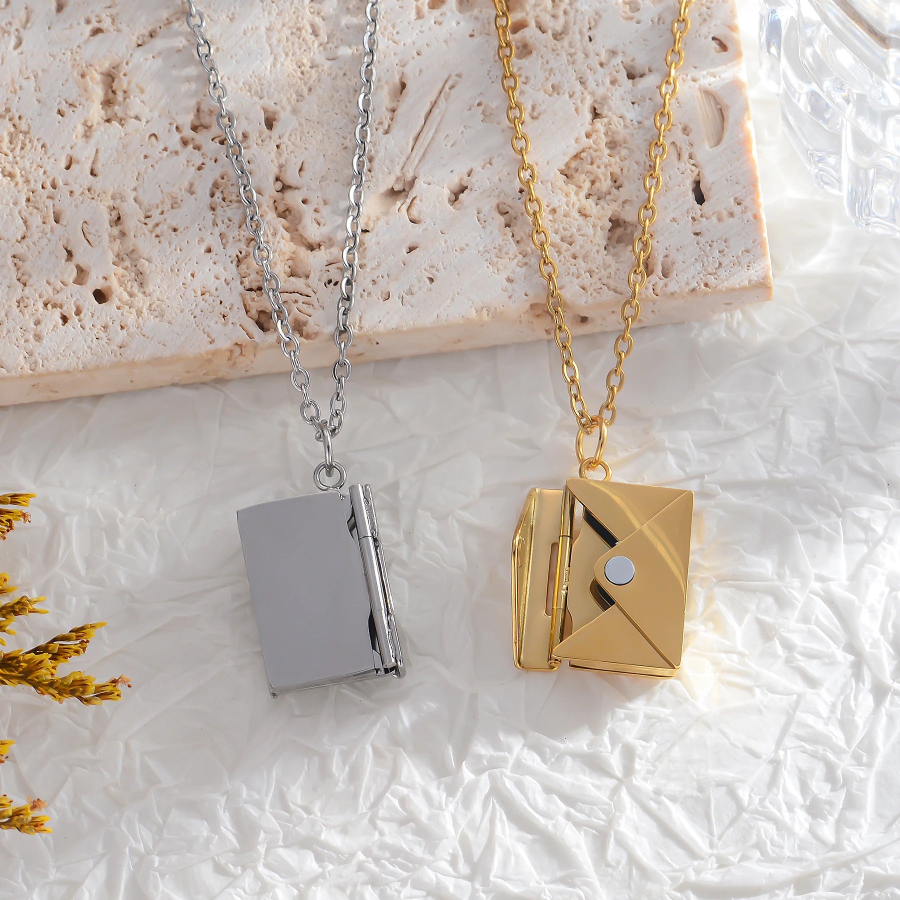 златисто или сребристо колие от стомана с имена или послание