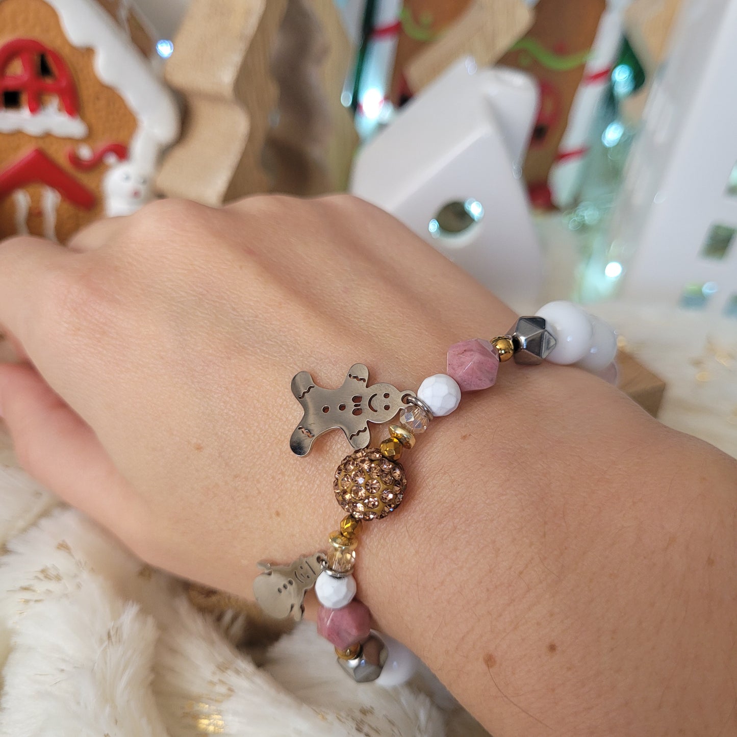 дамска гривна с камъни - подарък за Коледа - на ръката на жена