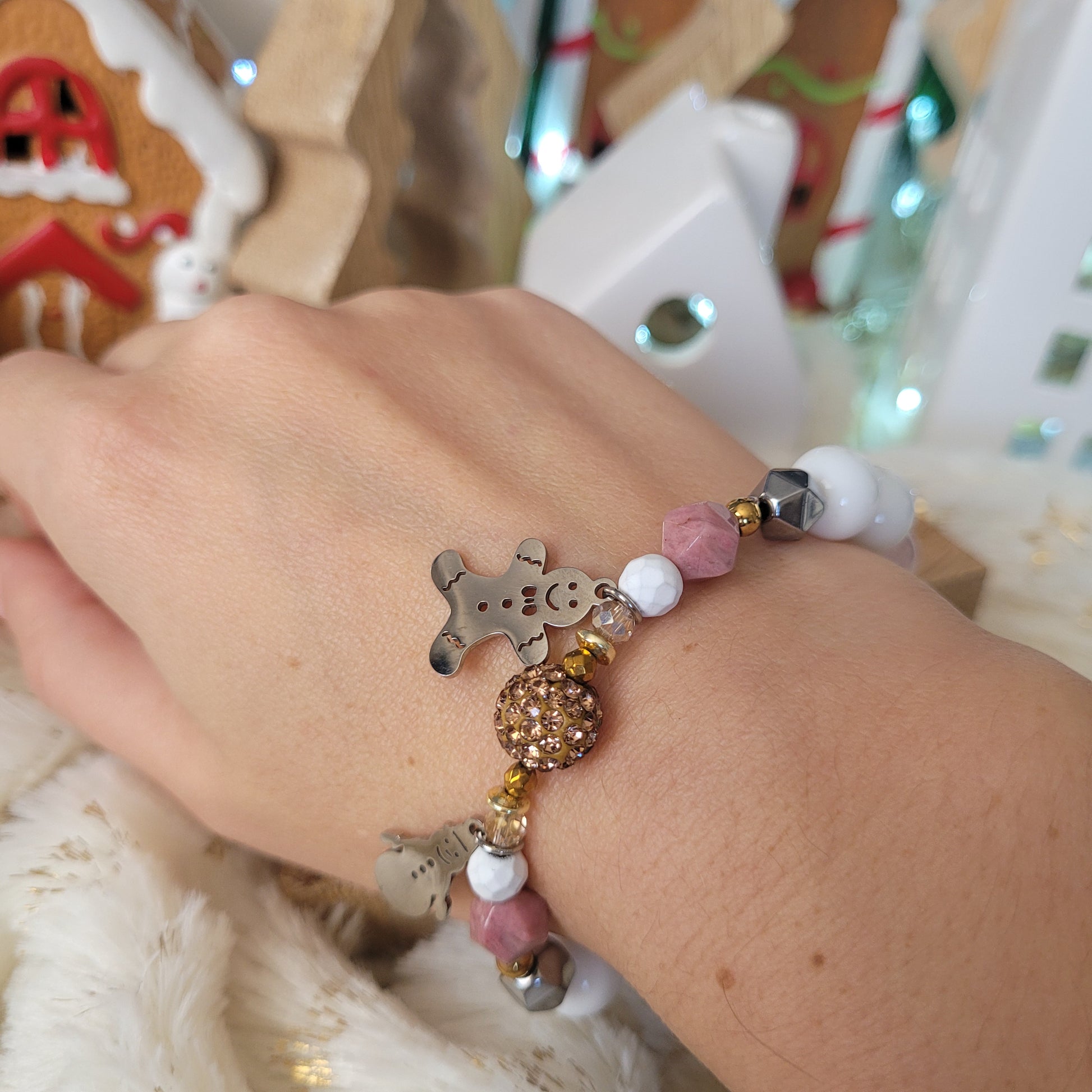 дамска гривна с камъни - подарък за Коледа - на ръката на жена