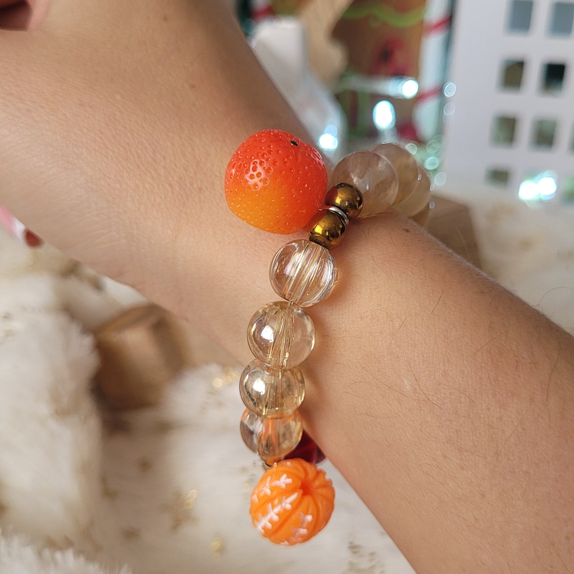 дамска гривна с камъни, показана на дамска ръка