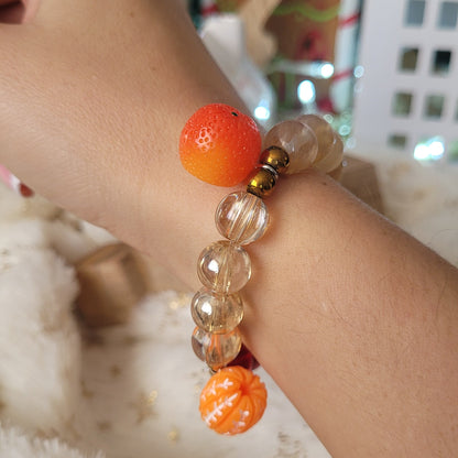 дамска гривна с камъни, показана на дамска ръка