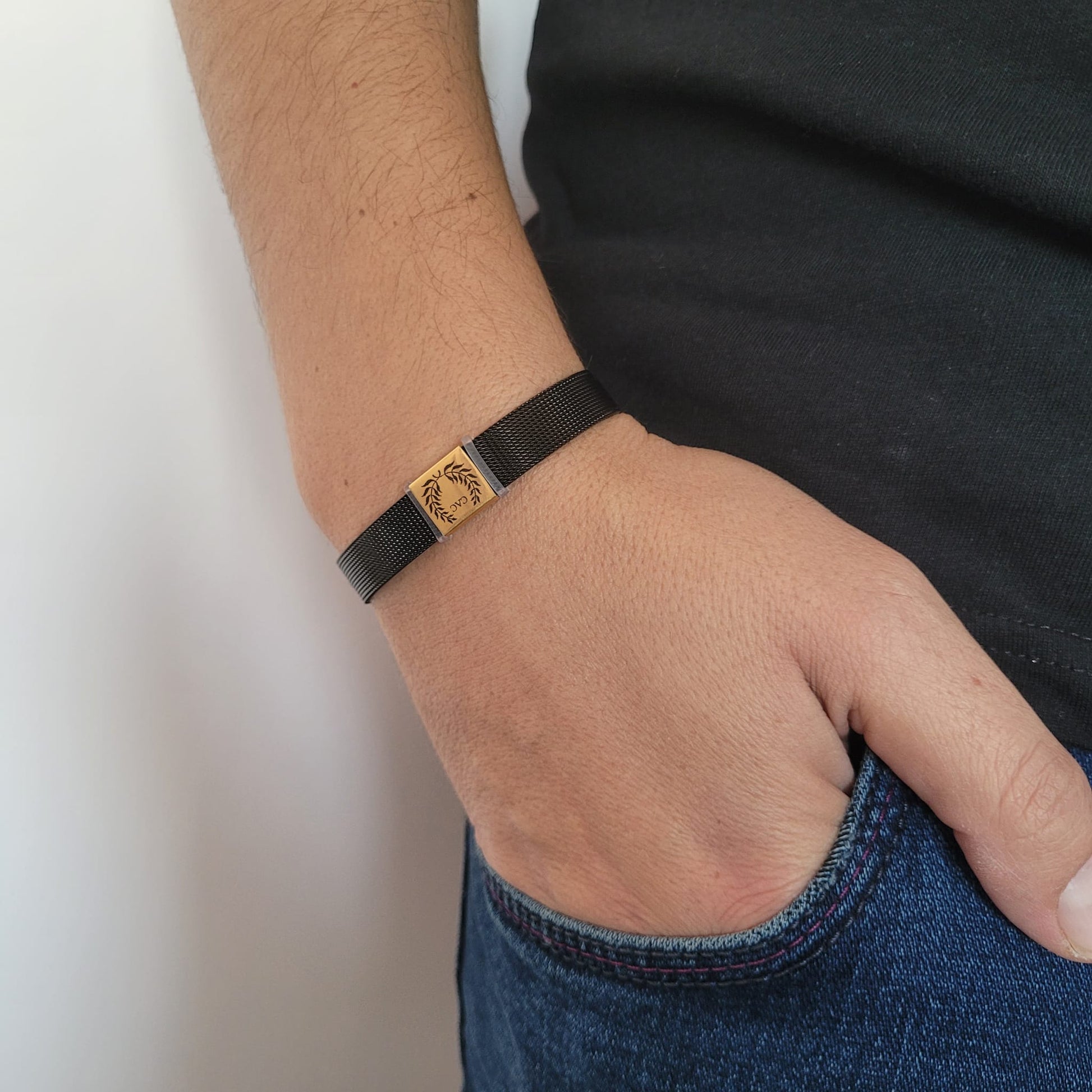 гривна с послание от медицинска стомана - черен цвят и златиста плочка