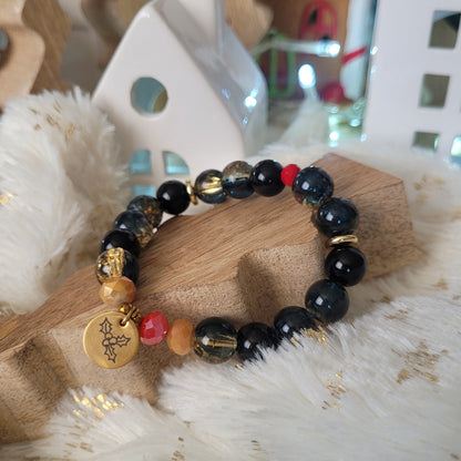 гривна с камъни - подарък за жена за Коледа на коледен фон